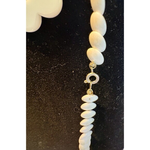 Vintage 1970s White Mod Plastic Bead Necklace & Flower Power Drop Earrings Set - Picture 7 of 9